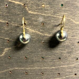 Gray pearl earrings